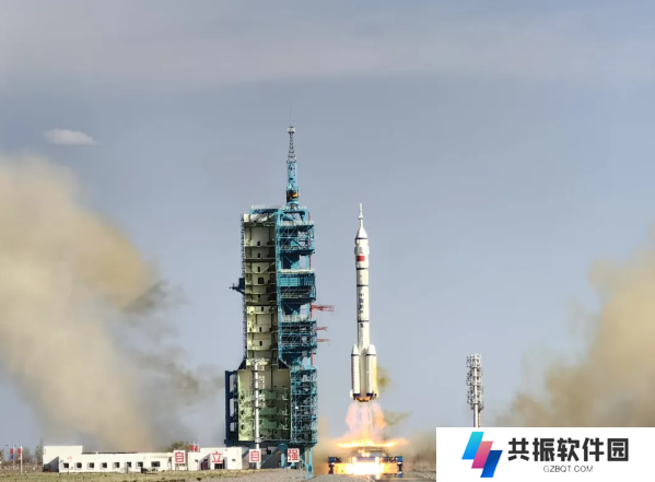 神舟二十号载人飞船与空间站组合体完成自主快速交会对接